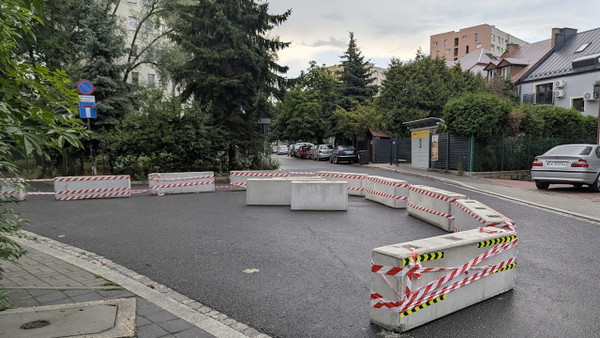 Deweloper wziął i zabetonował skrzyżowanie. Stwierdził, że mu wolno