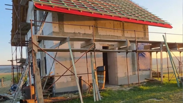 Zbudował sobie domek, wydał 60 tysięcy i dostał cztery odmowy przyłączenia do sieci energetycznej
