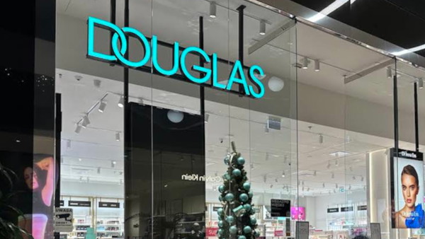 Dziewczyny biorą po kilka sztuk na raz, bo Douglas przecenił na 2,90 zł