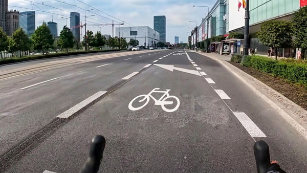 Warszawa ułatwia rowerzystom. Od teraz mogą jeździć po buspasach