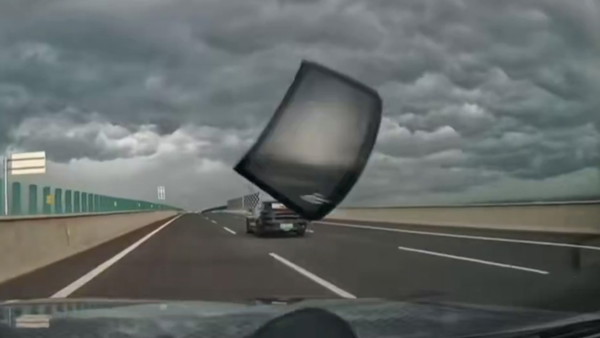 Jest film z 5 sierpnia. Szyba chińskiego samochodu BYD odleciała prosto w inne auto