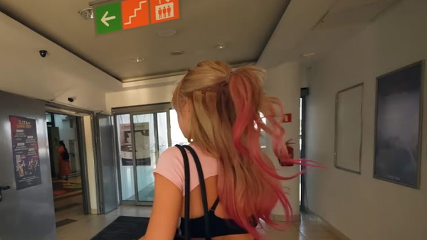 Polska influencerka wybrała się na egzamin na prawo jazdy w takim stroju. W sieci zawrzało
