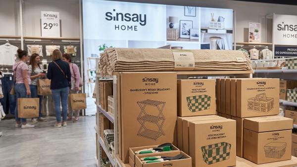 Ta półka z Sinsay jest teraz przeceniona na 19,99 zł. Ideał na balkon