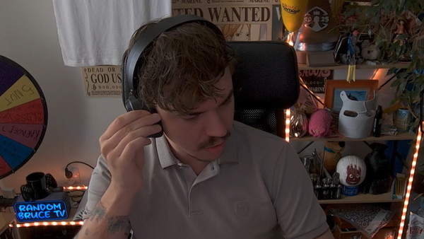 Tymczasem streamer RandomBruce straszy ludzi policją za raidowanie go w Rust