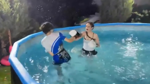 Gość nie kalkulował podczas walki z dziewczyną w basenie. Na polskim streamie Kick