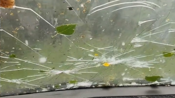 Gradobicie niszczy samochody. Polacy chowają auta gdzie mogą