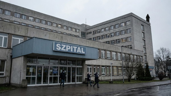 Przebrał się za śmierć i stał na dachu szpitala. Pacjenci myśleli, że nie dożyją poranka