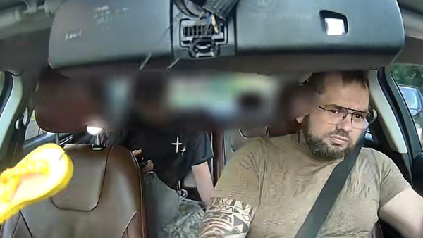 Pasażer nie zapiął pasów. Polski taksówkarz pokazał nagranie ze środka samochodu