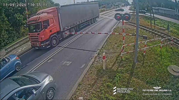 Kolejna ciężarówka utknęła między rogatkami. Jest nagranie