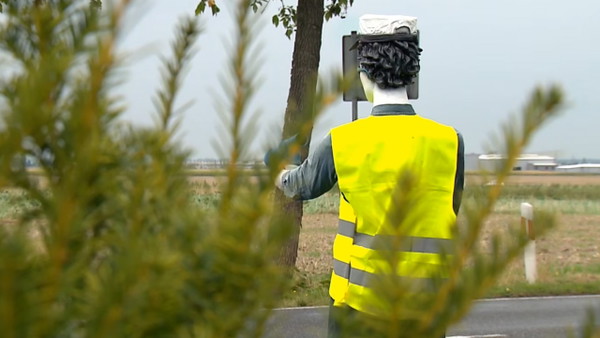 Mieszkańcy mieli dość pędzących samochodów. Zatrudnili policjanta 24/7