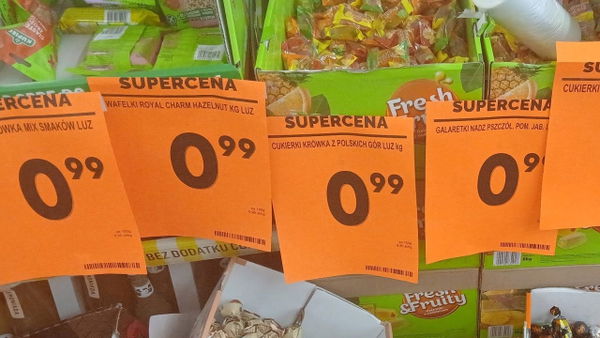 Biedronka wystawiła całe kartony i przeceniła na 99 groszy