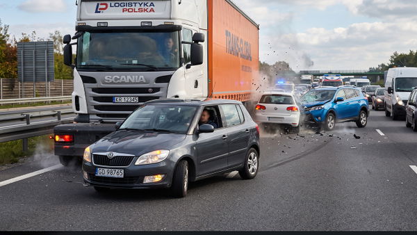 Tylko doświadczeni kierowcy skręcają koła dojeżdżając do samochodu ciężarowego