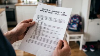 Uczniowie przynoszą rodzicom informacje na wypadek wojny do podpisania