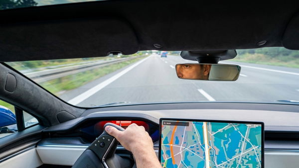 Jechał 300 km/h Teslą i nagle strzeliła mu opona. Pojawiło się nagranie