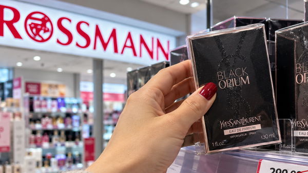 Rossmann przecenia oryginale perfumy YSL Black Opium. Nie opłaca się brać zamienników
