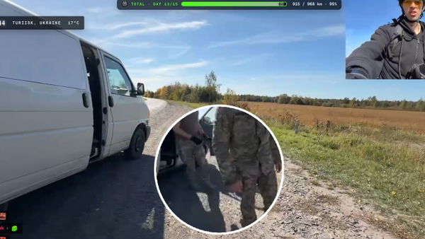 Streamer przejeżdża przez Ukrainę. Nagle drogę zajechał mu biały bus